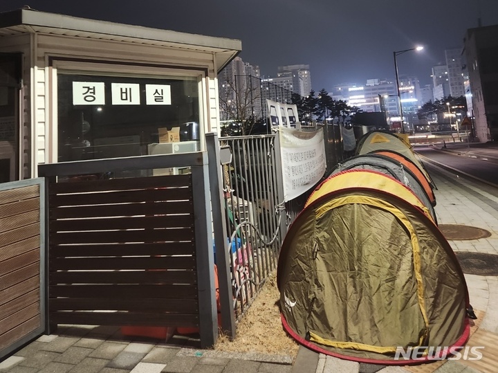 6일 밤 1시 경기 하남시의 하남고등학교 정문 앞에 전학 원서 접수를 위한 텐트들이 줄 지어 있다. 2022.02.06. jungxgold@newsis.com