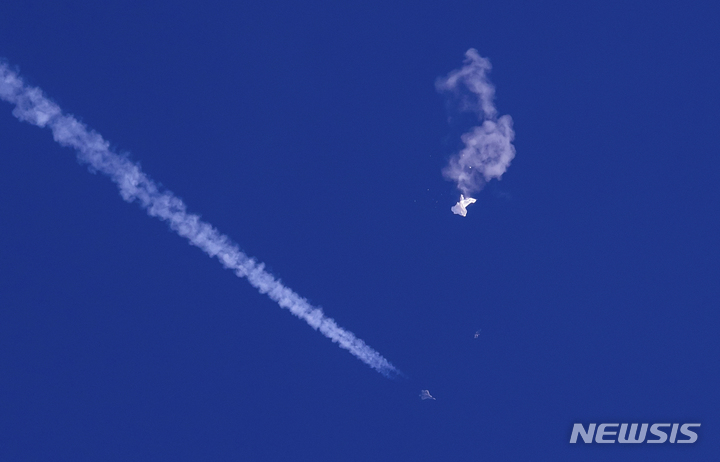[사우스캐롤라이나=AP/뉴시스] 지난 4일(현지시간) 사우스 캐롤라이나주 해안에서 첨단 스텔스 전투기 F-22(랩터)로 격추된 중국 고고도 정찰용 풍선 2023.02.08