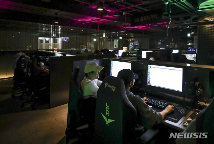 [서울=뉴시스] 지난 2월6일 오전 서울시내 PC방을 찾은 시민들이 컴퓨터를 하고 있다. (사진=뉴시스DB). 2023.10.04. photo@newsis.com
