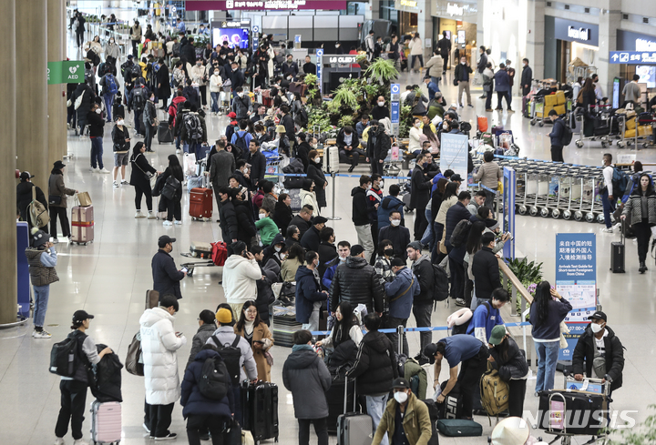 [인천공항=뉴시스] 김근수 기자 = 중국정부가 한국으로의 해외 단체 여행을 여전히 불허하고 있는 6일 오전 외국인 단체 관광객들이 인천국제공항 제1여객터미널 입국장으로 들어오고 있다. 중국 정부는 6일부터 자국민의 해외 단체 여행을 한국과 일본, 미국을 제외한 20개 국가에 대해 부분적으로 허용한다고 밝혔다. 2023.02.06. ks@newsis.com