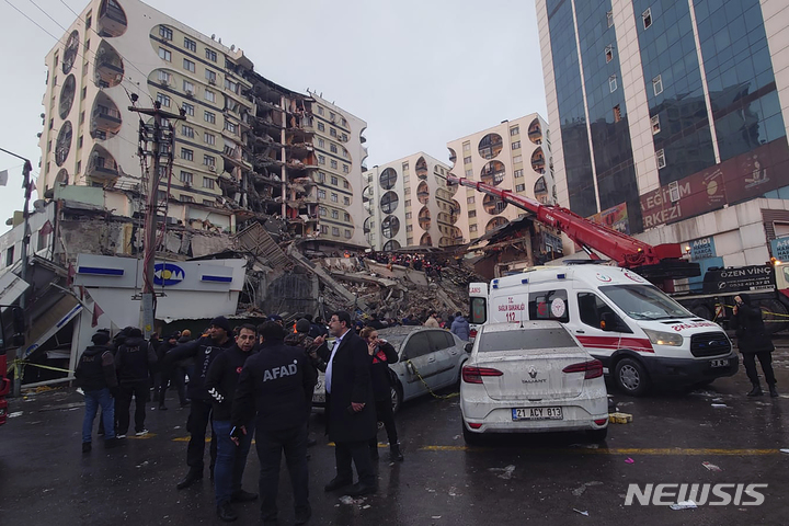 [디야르바키르=AP/뉴시스] 구조대원들이 6일(현지시간) 지진이 발생한 터키 남동부 디야르바키르의 붕괴된 건물에서 주민들을 구조하기 위해 움직이고 있다. 터키 남동부와 시리아 국경에서 7.8규모의 강진으로 심각한 피해가 발생해 많은 사상자가 우려된다. 피해는 터키 여러 지방에서 보고됐고 전국에서 구조대가 파견됐다. 2023.02.06.