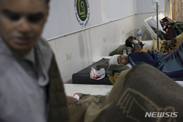 [다르쿠시=AP/뉴시스] 지난 6일(현지시간) 시리아 서북부 이들리브주 다르쿠시 마을의 한 병원에서 지진으로 부상을 입은 사람들이 치료를 받고 있다. 튀르키예 남부와 시리아 북부 국경 지역에서 발생한 규모 7.8 강진으로 시리아에서 수천 명이 숨지거나 다쳤다. 2023.02.08.