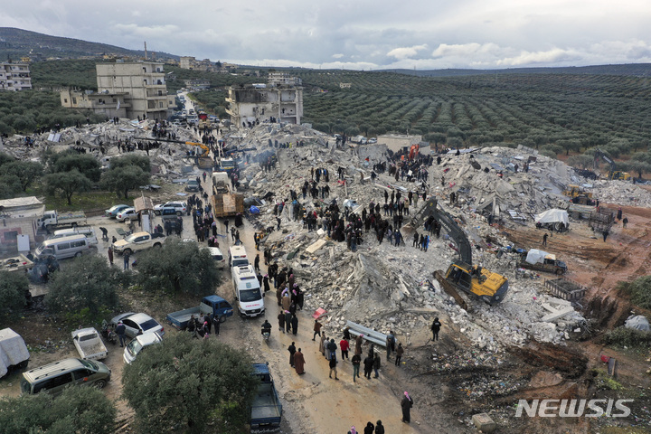 [AP/뉴시스] 시리아 북서부 이들립주의 반군 집결지 텐트촌이 6일 지진에 전파되었다 