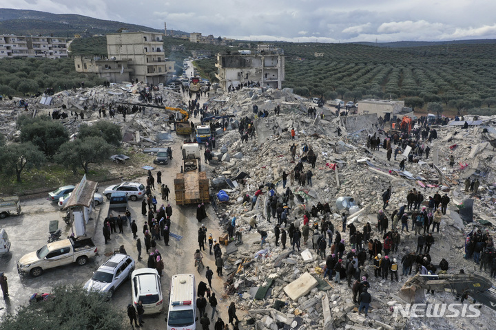 [하렘=AP/뉴시스] 6일(현지시간) 튀르키예와 국경 지역인 시리아 이드리브주 하렘에서 민방위대와 보안군이 지진으로 무너진 건물 잔해를 수색하고 있다. 이날 새벽 시리아 인근 튀르키예에서 발생한 지진으로 사망자 숫자가 늘어나고 있다. 