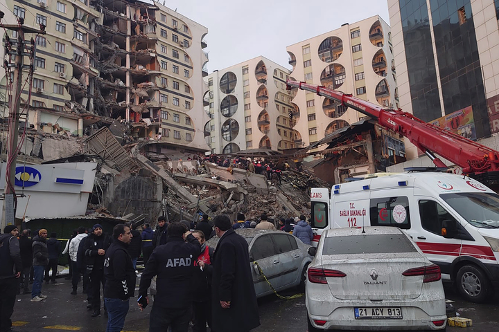 [하마=AP/뉴시스] 6일(현지시간) 시리아 하마에서 민방위대와 보안군이 지진으로 무너진 건물 잔해를 수색하고 있다. 이날 새벽 시리아 인근 튀르키예에서 발생한 지진으로 사망자 숫자가 늘어나고 있다. 2023.02.07. *재판매 및 DB 금지