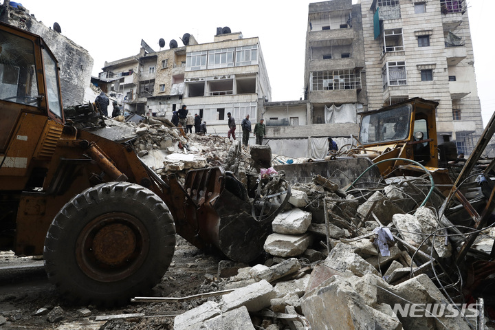 [하마=AP/뉴시스] 6일(현지시간) 시리아 하마에서 민방위대와 보안군이 지진으로 무너진 건물 잔해를 수색하고 있다. 이날 새벽 시리아 인근 튀르키예에서 발생한 지진으로 사망자 숫자가 늘어나고 있다. 2023.02.07.
