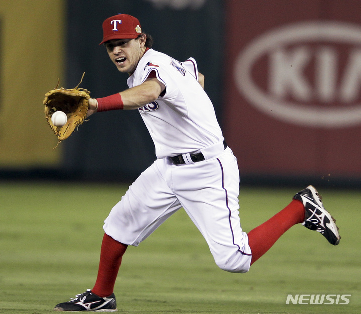 [알링턴=AP/뉴시스] 텍사스 레인저스의 이안 킨슬러가 24일(한국시간) 미국 텍사스주 알링턴에서 열린 세인트루이스 카디널스와 2011 MLB 월드시리즈 4차전 홈경기에서 야디어 몰리나의 타구를 잡고 있다. 2011.10.24.