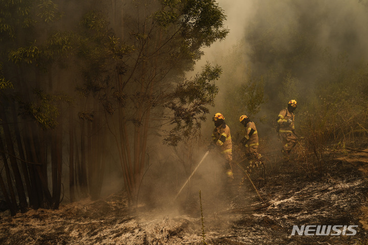[산타후아나=AP/뉴시스] 소방대원들이 6일(현지시간) 칠레 산타후아나에서 화재를 진압하고 있다. 칠레 중남부에서 시작된 산불이 확산되면서 일부 지역에 비상사태와 대피령이 발령됐다. 2023.02.07.