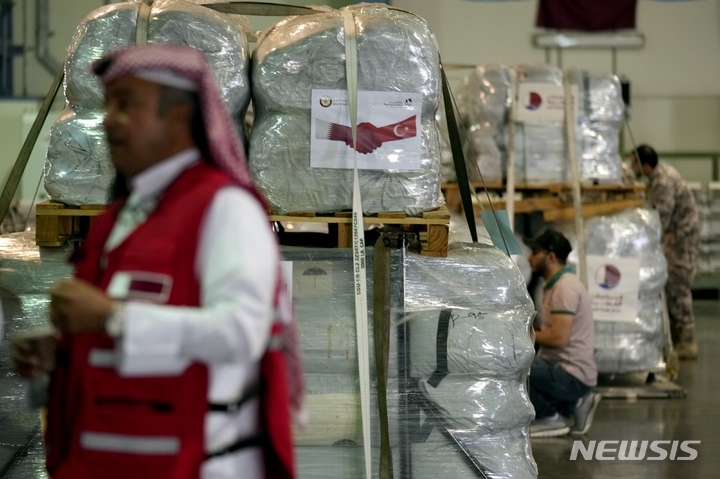 [도하=AP/뉴시스] 7일(현지시간) 카타르 도하의 알-우데이드 공군기지에서 카타르 적십자 직원들이 튀르키예 지진 피해 지역에 보낼 지원 물품을 포장하고 있다. 2023.02.07.