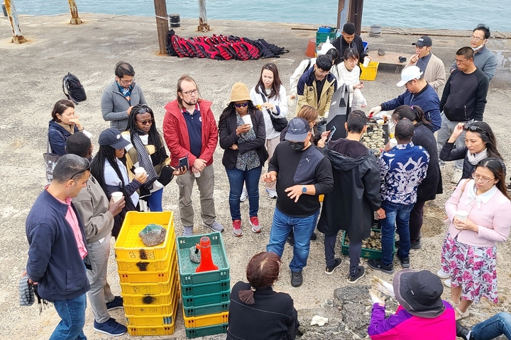 [제주=뉴시스] 지난 2022년 10월 한국국제교류재단의 ‘외교관 한국언어문화 연수사업’ 참여 차 제주를 찾은 25개국 외교관들이 제주 문화 탐방에 나서고 있다. (사진=제주도 제공) 2023.02.09. photo@newsis.com *재판매 및 DB 금지