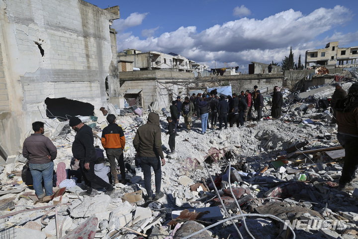 [진데리스=AP/뉴시스] 7일(현지시간) 잔해 속에서 신생아가 발견된 시리아 진데리스에서 주민들이 건물 잔해를 수색하고 있다. 2023.02.08.