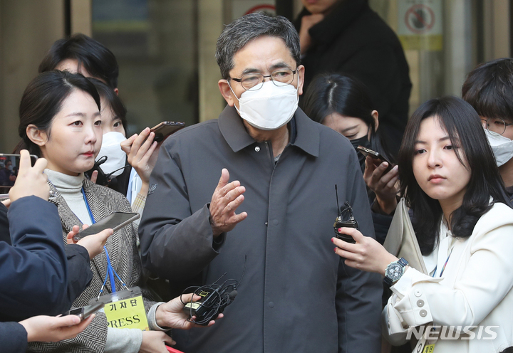 [서울=뉴시스] 조성봉 기자 = 대장동 일당에게 아들 퇴직금 명목으로 뇌물을 수수한 혐의로 기소된 곽상도 전 국회의원이 지난 2월8일 서울 서초구 서울중앙지방법원에서 열린 특정범죄 가중처벌 등에 관한 법률 위반(뇌물) 등 혐의 관련 1심 선고공판을 마친 뒤 취재진의 질문에 답하고 있다. (공동취재사진) 2023.02.08. photo@newsis.com