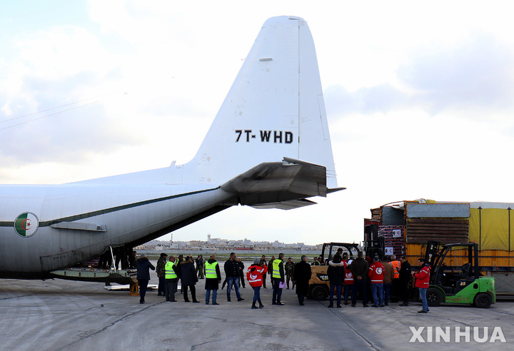 [ 신화/뉴시스] 2023년 2월 8일 시리아 알레포에 도착한 알제리의 구호품 수송기. 두 나라는 10년 이상 단절된 항공기 운항을 재개해 12월 21일 알제리 항공 소속 여객기 한 대가 시리아의 라타키아 국제공항에 착륙했다. 2023. 12. 22.  