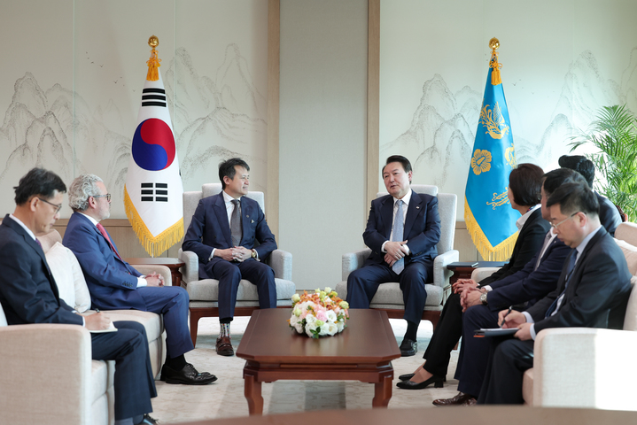 [서울=뉴시스] 윤석열 대통령이 8일 서울 용산 대통령실 청사에서 다렌 탕 세계지식재산기구(WIPO) 사무총장을 접견하고 있다. (사진=대통령실 제공) 2023.02.08. photo@newsis.com *재판매 및 DB 금지