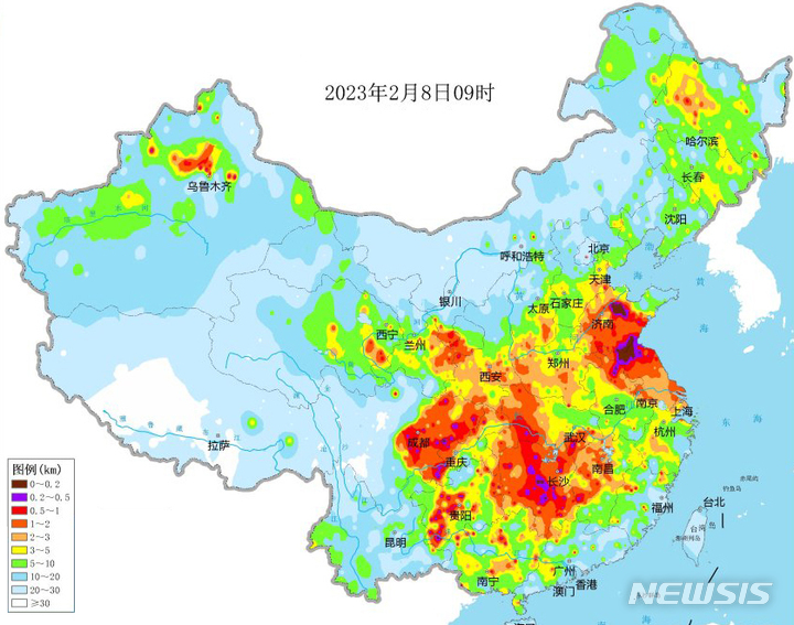 [청주=뉴시스] 연종영 기자 = 9일 고려대기환경연구소가 공개한 중국 대륙의 하루전 시정거리 측정도. 중국 중동부지방에 넓게 분포된 빨간색은 시정이 1km 이하인 것을 의미한다. (사진=고려대기환경연구소 제공) 2023.02.09. jyy@newsis.com