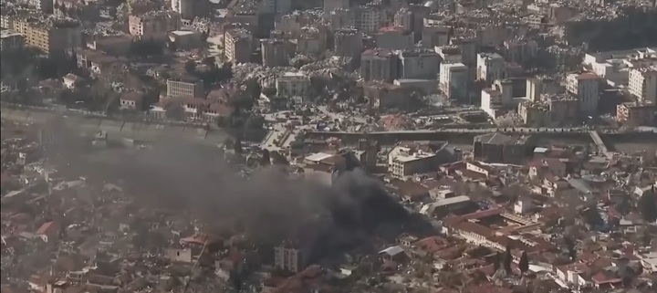 [서울=뉴시스] 강력한 지진으로 인해 완파당한 도심 전경, 시리아 국군은 대표적인 '반군 도시'인 마레아 시가 지진 피해를 추스르는 동안 폭격을 가한 것으로 알려져 거센 비난에 직면했다 (사진출처: NBC뉴스 영상 캡처) 2023.02.9. *재판매 및 DB 금지