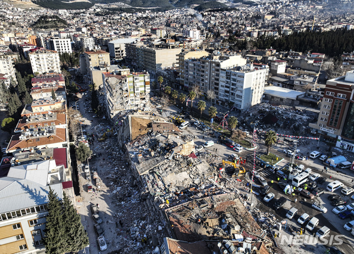 [카흐라만마라스=AP/뉴시스] 8일(현지시간) 튀르키예 카흐라만마라스에 지진으로 파괴된 건물들이 보인다. 튀르키예와 시리아를 강타한 지진으로 사망자 숫자가 1만2천 명을 넘은 것으로 나타났으며 생존자를 구할 수 있는 골든 타임이 얼마 남지 않은 상황에서 강추위로 어려움이 가중되고 있다. 2023.02.09.