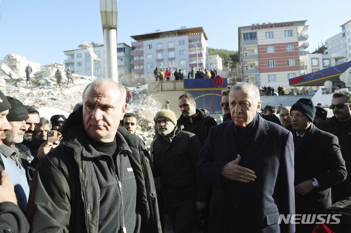 [카흐라만마라스=AP/뉴시스] 레제프 타이이프 에르도안 튀르키예 대통령이 8일(현지시간) 지진 피해 지역인 카흐라만마라스를 방문해 둘러보고 있다. 튀르키예와 시리아를 강타한 지진으로 사망자 숫자가 1만2천 명을 넘은 것으로 나타났으며 생존자를 구할 수 있는 골든타임이 얼마 남지 않은 상황에서 강추위로 어려움이 가중되고 있다. 2023.02.09.