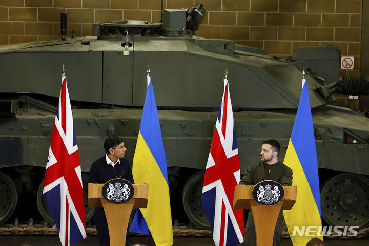[도르셋=AP/뉴시스] 리시 수낵 영국 총리(왼쪽)와 볼로디미르 젤렌스키 우크라이나 대통령이 8일(현지간) 영국 잉글랜드 남서부 도르셋 군사 기지에서 공동 기자회견을 하고 있다. 2023.02.09