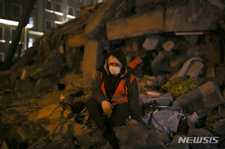 [아디야만=AP/뉴시스] 8일(현지시간) 튀르키예 남동부 아디야만 지진 피해 현장에서 한 남성이 건물 잔해에 앉아 있다. 2023.02.09.