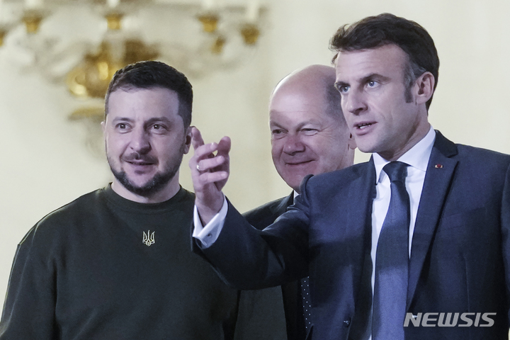 [파리=AP/뉴시스] 8일(현지시간) 프랑스 파리 엘리제궁에서 에마뉘엘 마크롱(오른쪽) 프랑스 대통령, 올라프 숄츠(가운데) 독일 총리, 볼로디미르 젤렌스키 우크라이나 대통령이 대화하고 있다. 2023.02.09.