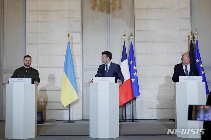 [파리=AP/뉴시스] 볼로디미르 젤렌스키(왼쪽부터) 우크라이나 대통령이 8일(현지시간) 프랑스 파리 엘리제궁에서 에마뉘엘 마크롱 프랑스 대통령, 올라프 숄츠 독일 총리와 공동 기자회견을 하고 있다. 2023.02.09.