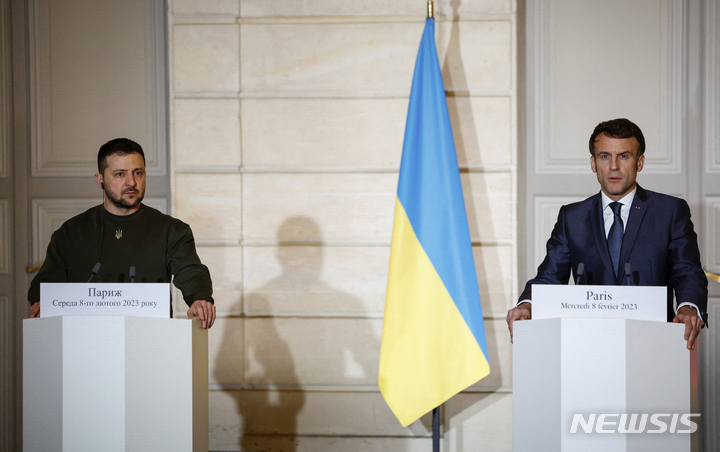 [파리=AP/뉴시스] 볼로디미르 젤렌스키(왼쪽) 우크라이나 대통령이 8일(현지시간) 프랑스 파리 엘리제궁에서 에마뉘엘 마크롱 프랑스 대통령, 올라프 숄츠 독일 총리와 공동 기자회견을 하고 있다. 2023.02.09.