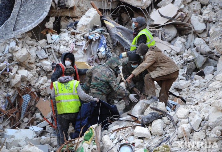 [알레포=신화/뉴시스] 8일(현지시간) 8일 시리아 북서부 알레포 인근 마을에서 구조대가 지진으로 파괴된 건물 잔해 속 생존자를 수색하고 있다. 시리아 구조대는 지진 사망자가 3500명에 달한다고 밝혔다. 2023.02.09.
