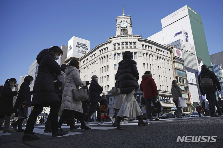 [도쿄=AP/뉴시스]지난달 9일 일본 수도 도쿄 긴자의 횡단보도를 시민들이 건너고 있다. 2023.03.30.