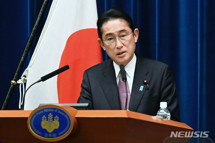 [도쿄=AP/뉴시스]지난해 12월 16일 기시다 후미오 일본 총리가 도쿄 총리 관저에서 기자회견을 가지고 발언하고 있다. 2023.02.14.