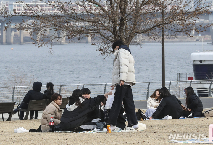 [서울=뉴시스] 김근수 기자 = 서울 지역에 미세먼지 보통 수준을 보인 지난 9일 오후 서울 여의도 한강공원에서 시민들이 나들이를 즐기고 있다. 2023.02.09. ks@newsis.com