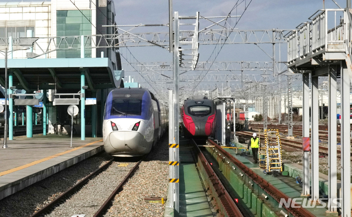 [목포=뉴시스] 전남 목포역에 정차한 KTX·SRT 고속열차. (사진=전남도 제공)