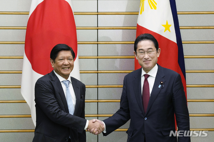 [도쿄=AP/뉴시스]지난해 2월 페르디난드 마르코스 주니어 필리핀 대통령(왼쪽)이 도쿄 총리 관저에서 기시다 후미오 총리와 정상회담을 가지기 전 악수를 나누는 모습. 2024.06.27.