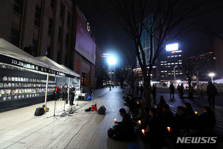 [서울=뉴시스] 조성봉 기자 = 지난 9일 오후 서울 중구 시청 서울광장에 마련된 10.29 이태원참사 희생자 합동분향소 앞에서 열린 이태원참사 추모 촛불문화제에서 민주사회를위한변호사모임 조영선 회장이 발언을 하고 있다. 2023.02.09. suncho21@newsis.com