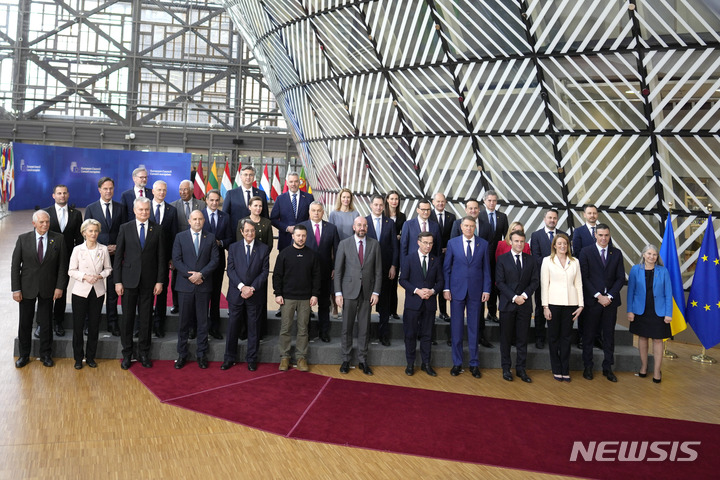 [브뤼셀(벨기에)=AP/뉴시스]볼로디미르 젤렌스키 우크라이나 대통령(앞줄 왼쪽 6번째)이 9일 브뤼셀에서 샤를 미셸 유럽연합(EU) 정상회의 상임의장(앞줄 왼쪽 7번째) 등 EU 지도자들과 단체 사진을 찍고 있다. 그는 EU 지도자들과 이야기하는 가운데 최근 마이아 산두 몰도바 대통령에게 러시아 정보기관의 몰도바 파괴 계획에 대해 알렸다고 말했다. 2023.2.9
