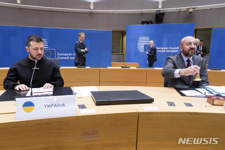 [벨기에(브뤼셀)=AP/뉴시스]볼로디미르 젤렌스키 우크라이나 대통령(왼쪽)과 샤를 미셸 유럽연합(EU) 정상회의 상임대표가 9일 브뤼셀에서 열린 EU 정상회담 원탁회의에 참석하고 있다. 젤렌스키는 이날 "승리하고 있는 우크라이나가 유럽연합(EU) 회원국이 돼야 한다"고 말했다. 2023.2.9