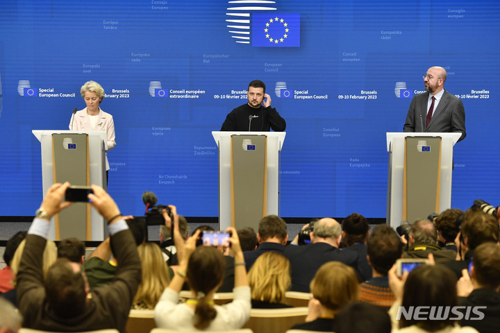 [브뤼셀=AP/뉴시스] 볼로디미르 젤렌스키(가운데) 우크라이나 대통령이 9일(현지시간) 벨기에 브뤼셀의 유럽연합(EU) 본부에서 폰데어라이엔 우르줄라(왼쪽) EU 집행위원장, 샤를 미셸 EU 정상회의 상임의장과 공동 기자회견을 하고 있다. 젤렌스키 대통령은 이날 각국 정상들에게 추가 무기 지원을 호소했다. 2023.02.10.