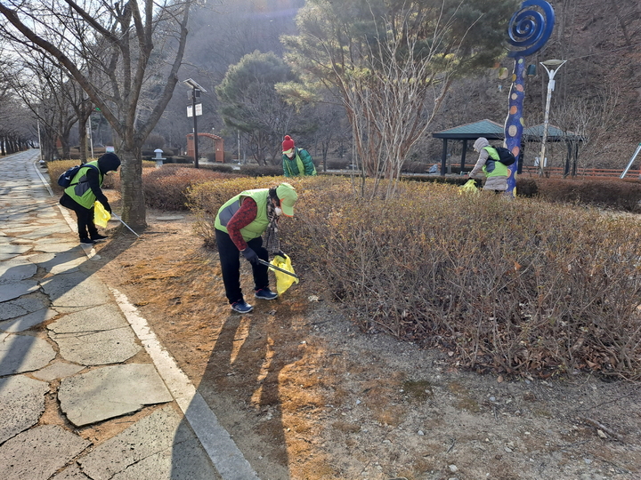 [영동=뉴시스] 안성수 기자 = 충북 영동군이 이달부터 오는 12월까지 취약계층 노인 2000여명에게 이달부터 일자리 및 사회활동을 지원한다. 사진은 환경정화 활동을 하고 있는 일자리 참여자들 모습. (사진=영동군 제공) 2023.2.10. photo@newsis.com *재판매 및 DB 금지