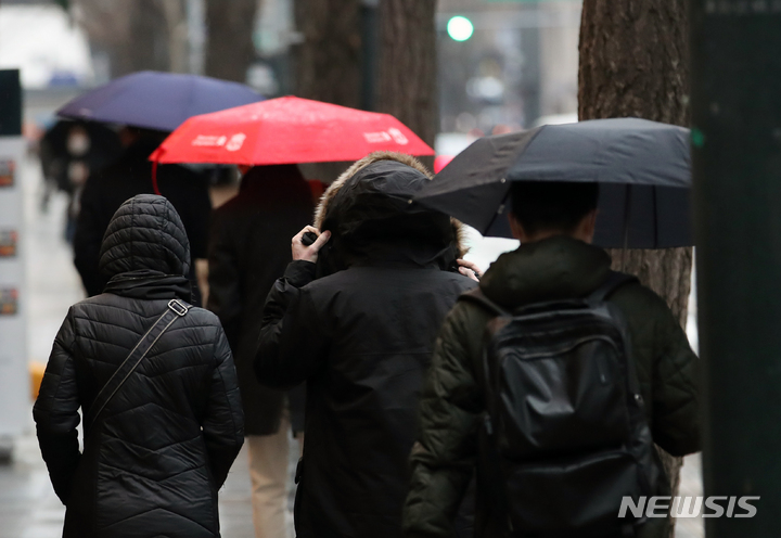 [서울=뉴시스] 고승민 기자 = 서울지역에 비가 내린 지난 2월10일 서울시청 인근 도로에서 우산을 쓴 직장인들이 출근하고 있다. 2023.02.10. kkssmm99@newsis.com