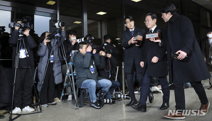 [서울=뉴시스] 최진석 기자 = 이재명 더불어민주당 대표가 10일 서초구 서울중앙지검으로 대장동·위례신도시 개발비리 연루 혐의 관련 2차 출석하고 있다. 2023.02.10. myjs@newsis.com