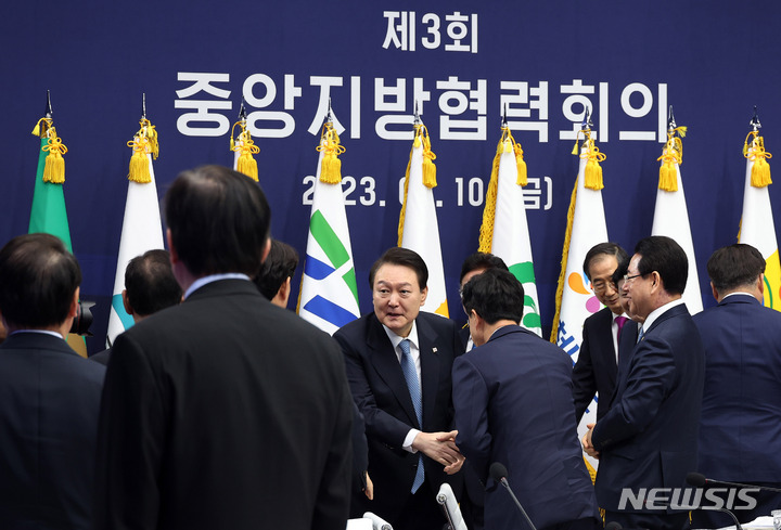 [전주=뉴시스] 전신 기자 = 윤석열 대통령이 10일 전북 전주 완산구 전북도청에서 열린 제3회 중앙지방협력회의에 입장하며 참석자들과 인사하고 있다. (대통령실통신사진기자단) 2023.02.10. photo1006@newsis.com