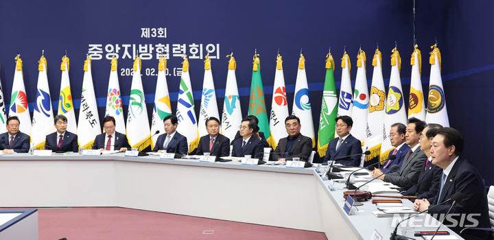 [전주=뉴시스] 전신 기자 = 윤석열 대통령이 10일 전북 전주 완산구 전북도청에서 열린 제3회 중앙지방협력회의를 주재하고 있다.(대통령실통신사진기자단) 2023.02.10. photo1006@newsis.com