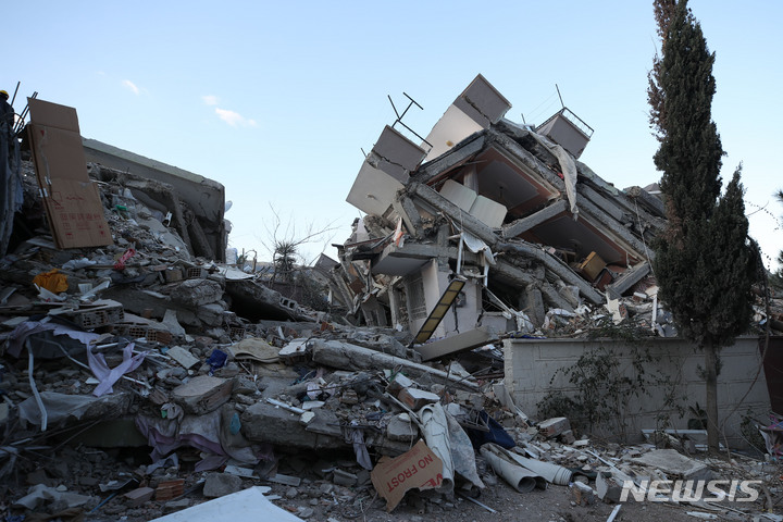 [벨렌=뉴시스] 권창회 기자 = 10일 오전(현지시간) 튀르키예 하타이 주 벨렌 시내 한 아파트 단지가 지진으로 무너져 있다. 2023.02.10. kch0523@newsis.com