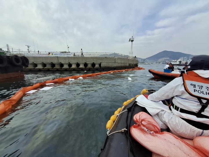 여수 돌산 우두리 해상 정박 유조선, 연료유 일부 유출 