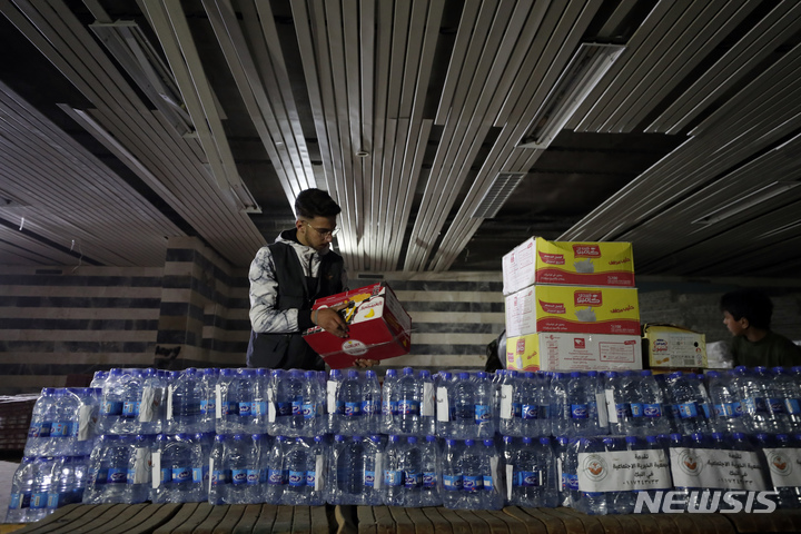 [라타키아=AP/뉴시스] 10일(현지시간) 시리아 라타키아에서 자원봉사자들이 지진 이재민에게 나눠줄 음식과 물을 나르고 있다. 2023.02.11.