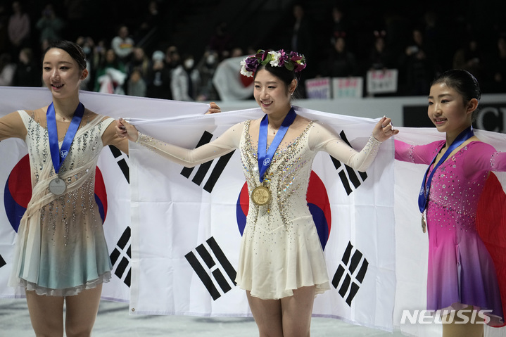 [브로드무어=AP/뉴시스] 이해인(가운데)과 김예림(왼쪽)이 10일(현지시간) 미 콜로라도주 콜로라도스프링스 브로드무어 월드 아레나에서 열린 국제빙상경기연맹(ISU) 4대륙 선수권 여자 싱글 시상식 중 금메달을 목에 걸고 포즈를 취하고 있다. 이해인은 기술점수(TES) 74.96점, 예술점수(PCS) 66.75점, 합계 141.71점으로 전날 쇼트 점수를 합한 총점 210.84점으로 우승해 김연아 이후 14년 만에 금메달을 목에 걸었고 김예림은 은메달을 차지했다. 2023.02.11.