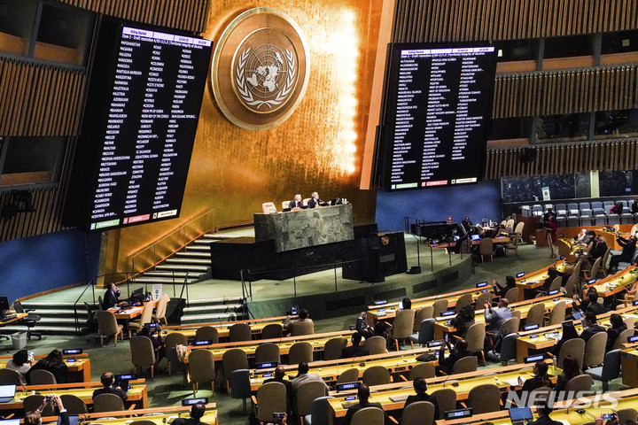 [뉴욕=AP/뉴시스] 2022년 10월12일(현지시간) 미국 뉴욕 유엔본부에서 열린 유엔 총회에서 우크라이나내 러시아의 불법 국민투표를 규탄하는 결의안에 찬성하는 회원국 투표 모습. 2023.02.11.
