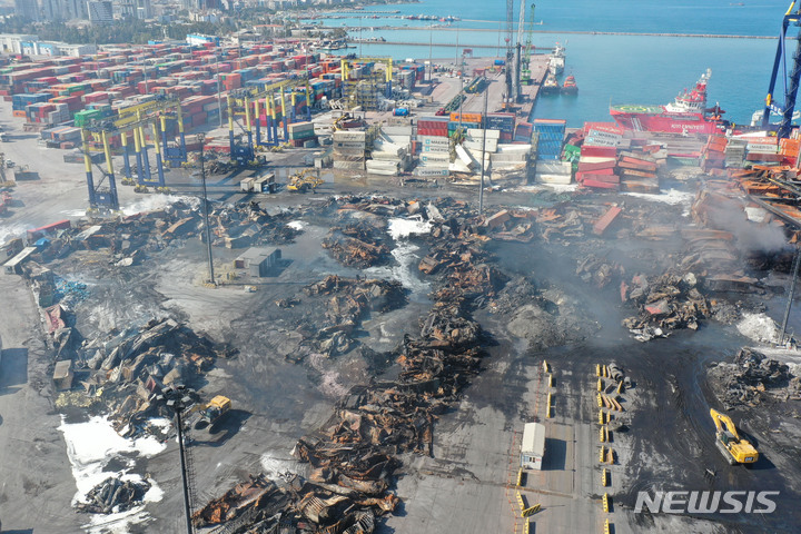 [이스켄데룬=뉴시스] 권창회 기자 = 12일 오전(현지시간) 튀르키예 하타이주 이스켄데룬 항구 컨테이너 야적장이 지진으로 화재가 일어나 반소되어 있다. 2023.02.12. kch0523@newsis.com