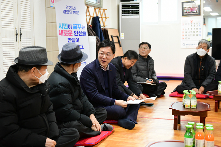 [안산=뉴시스] 이민근 경기 안산시장이 지난 10일 단원구 와동 소재 기와골 경로당을 방문해 어르신들의 의견을 경청하고 있다. (사진=안산시 제공) 2023.02.13. photo@newsis.com *재판매 및 DB 금지