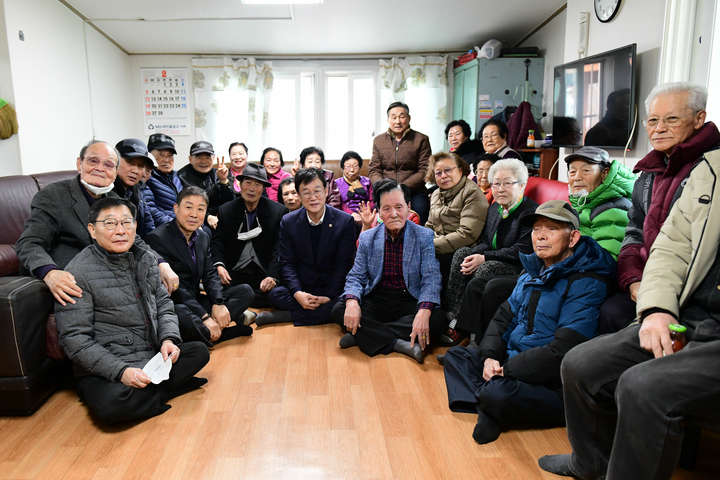 [안산=뉴시스] 이민근 경기 안산시장이 지난 9일 단원구 와동 큰고개 경로당을 방문해 어르신들과 기념사진을 찍고 있다. (사진=안산시 제공) 2023.02.13. photo@newsis.com *재판매 및 DB 금지